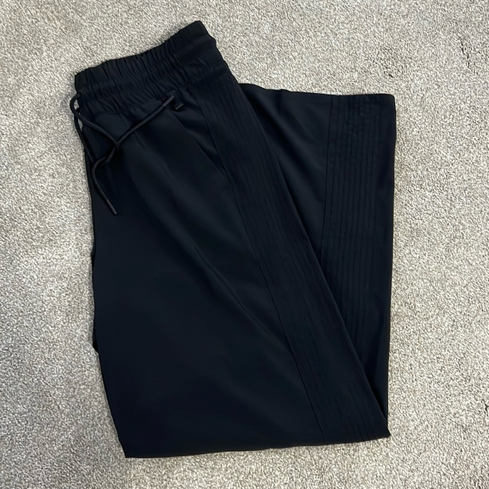 NEW WITHOUT TAGS!  Athleta avenue wide leg crop pant size 2